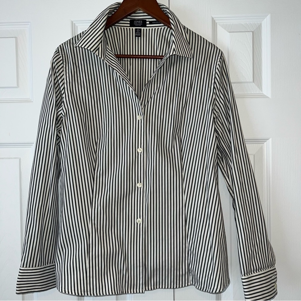 Jones New York No Iron Grey And White Striped V Neck Button Up Shirt Size L